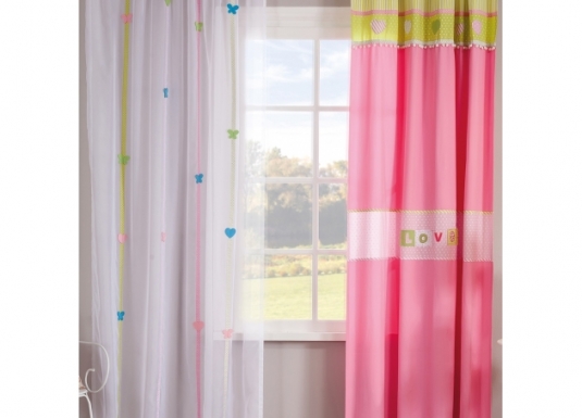 Как правильно повесить шторы в детской