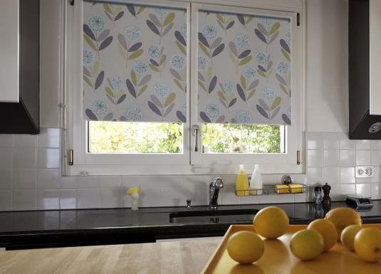 Рулонные шторы на кухню как практичное и удобное решение